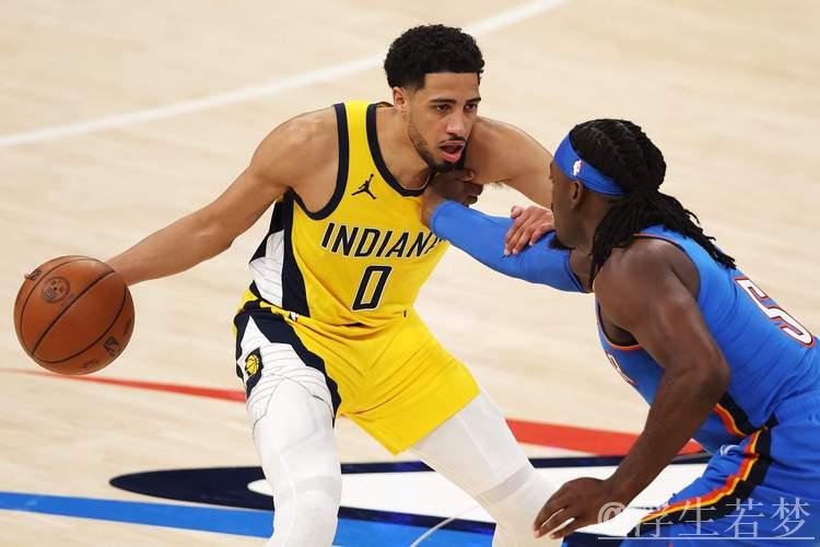 哈利伯顿面对多尔特冷静命中干拔三分 哈利伯顿面对多尔特冷静命中干拔三分